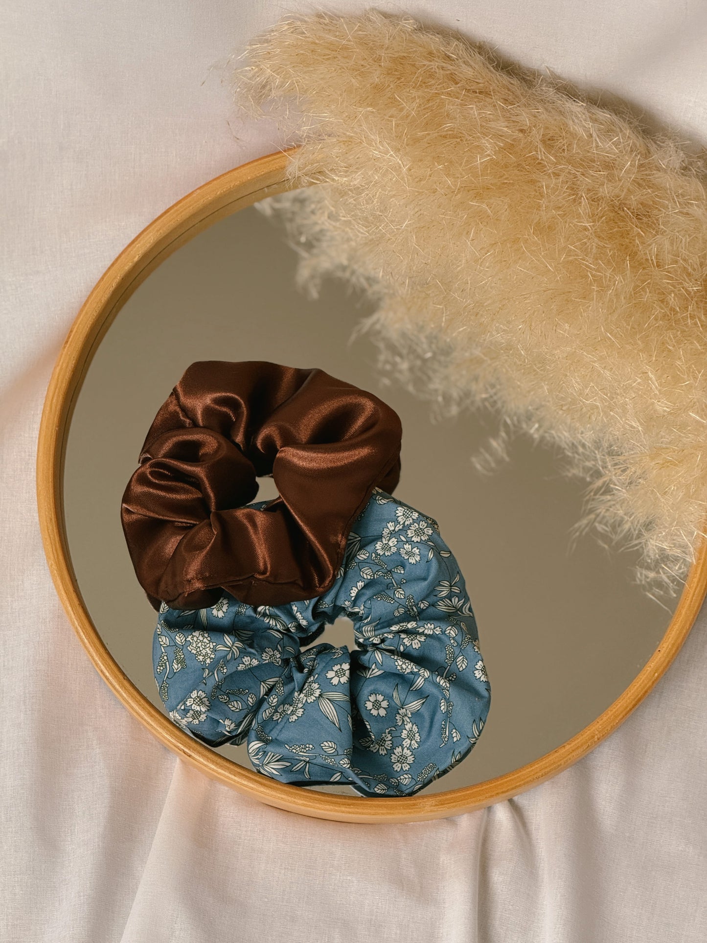 Chouchou bleu fleuri et marron satiné faits main - Phabuleuse, Angers