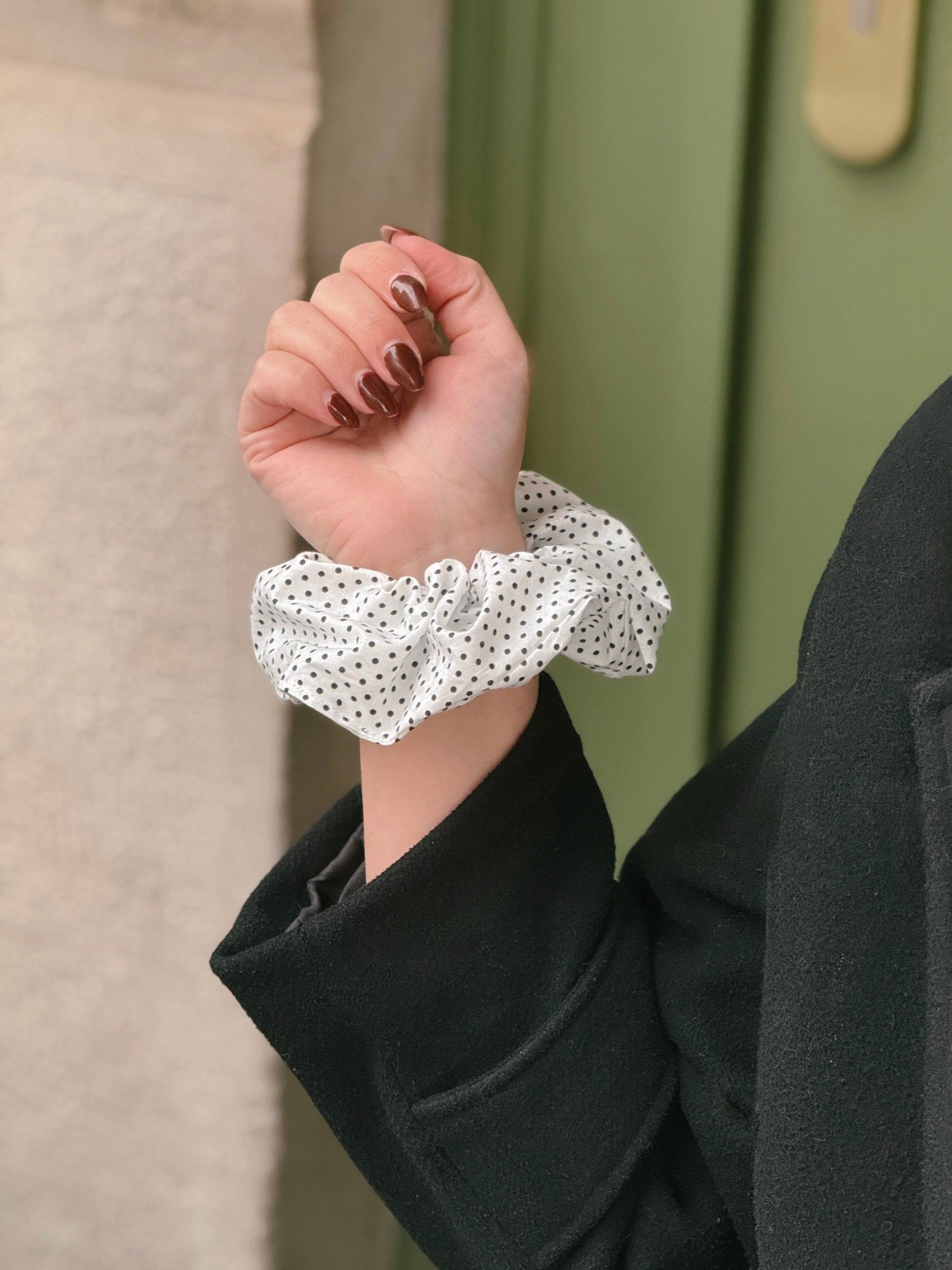 Chouchou blanc à pois, porté en bracelet - fait main par Phabuleuse 