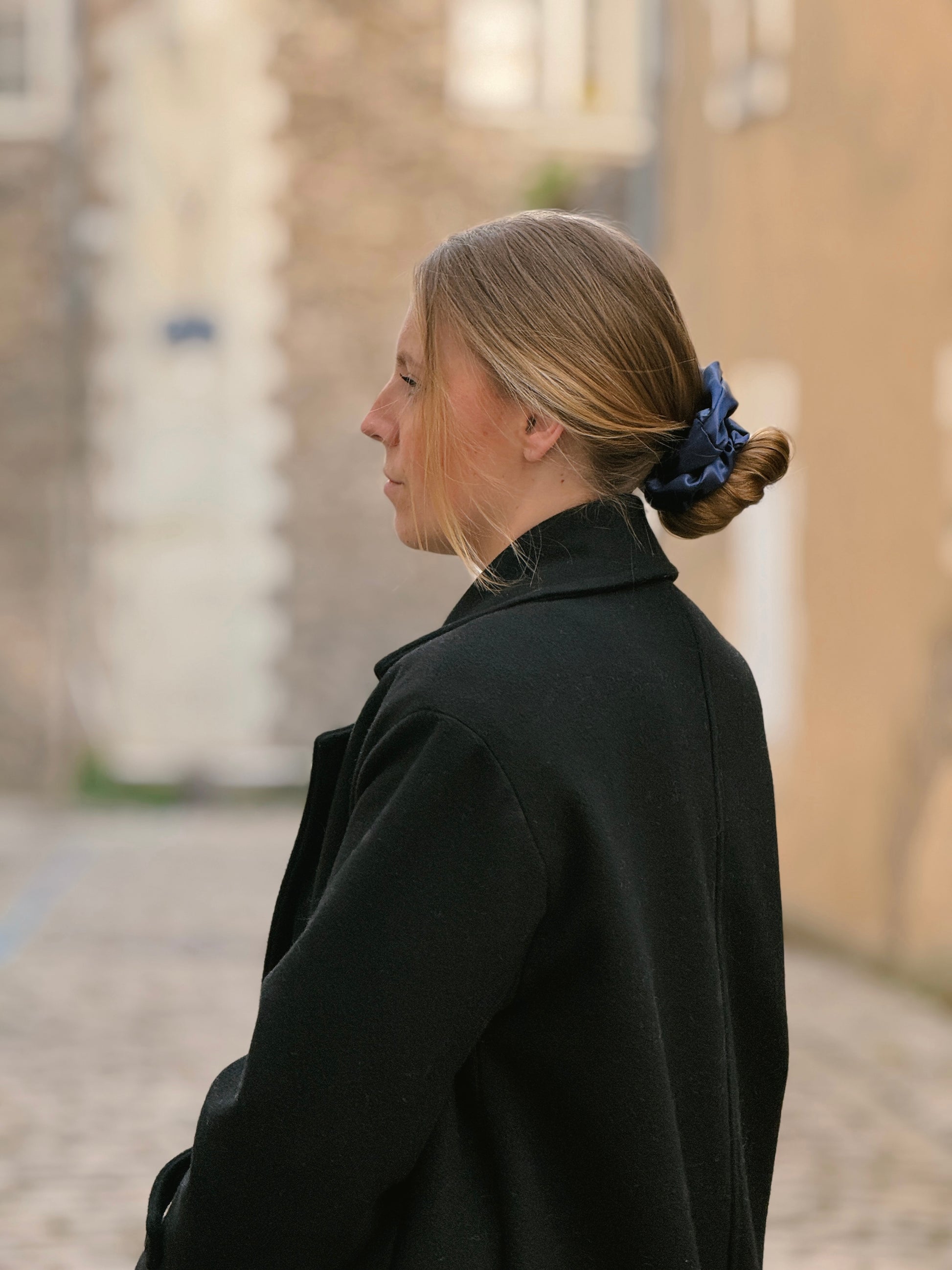 Chouchou sur chignon en satin bleu marine fait main, Phabuleuse Angers