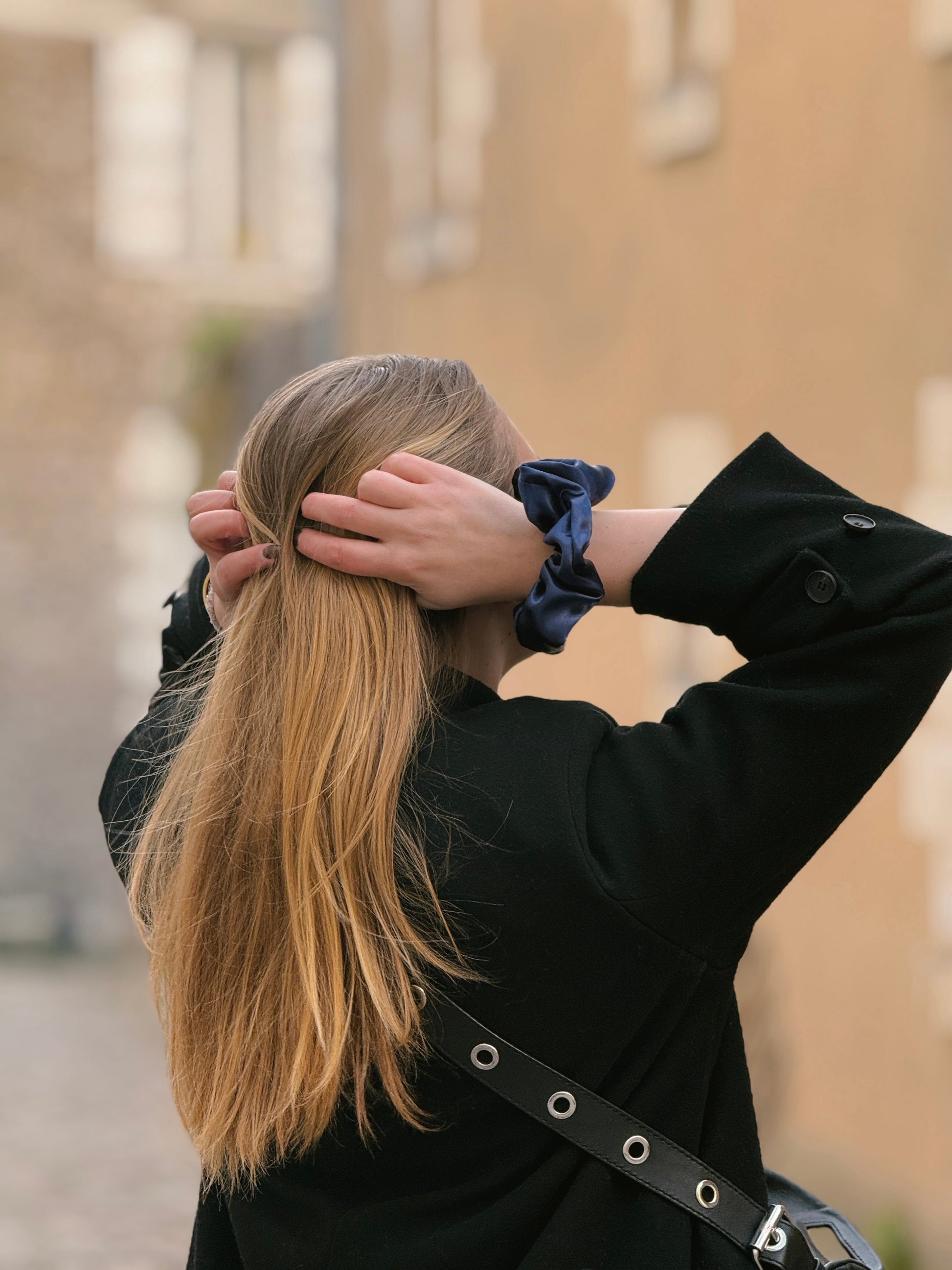 Chouchou en satin bleu marine au poignet, fait main par Phabuleuse