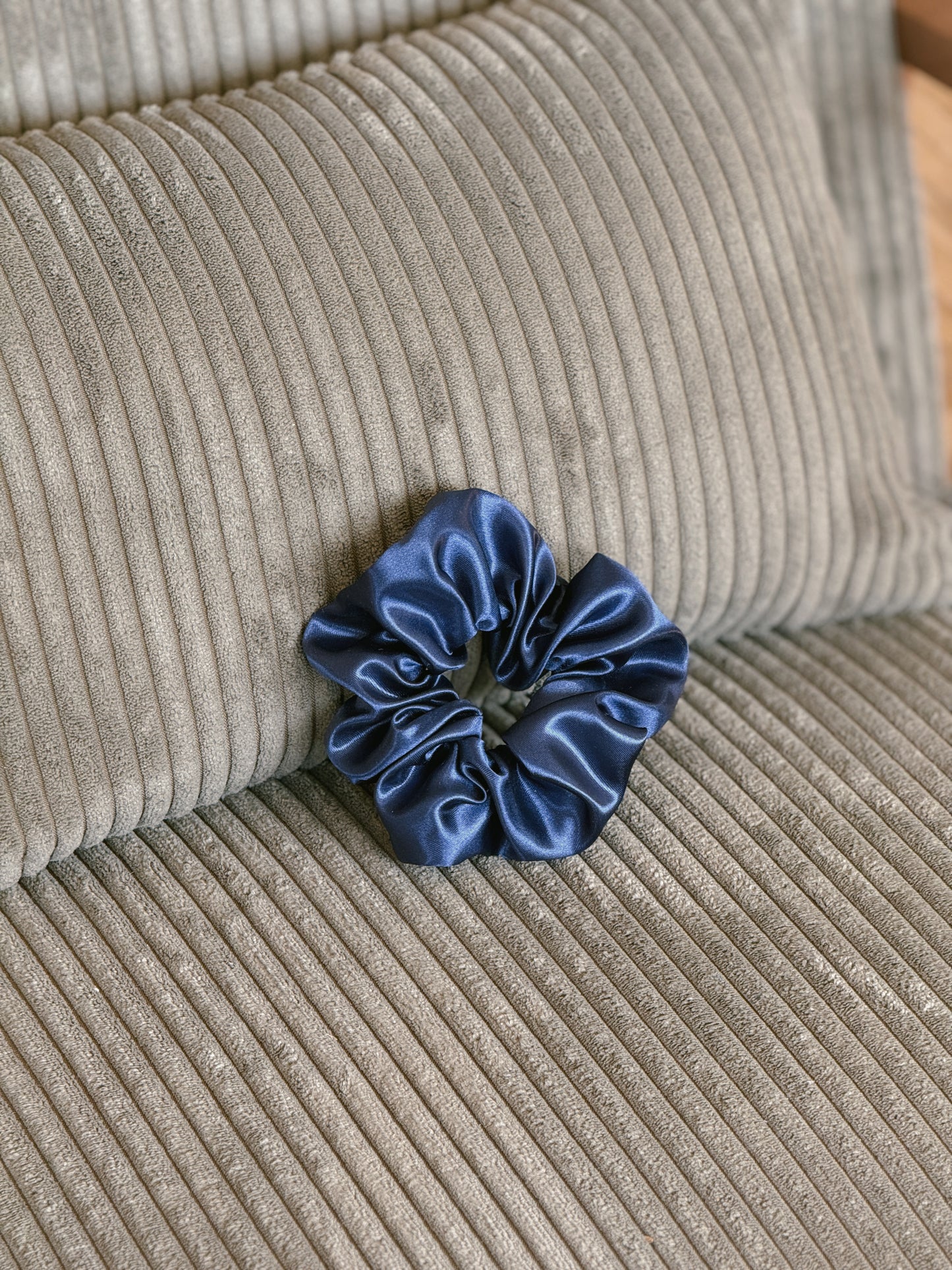 Chouchou fait main en satin marine par Phabuleuse, Angers 