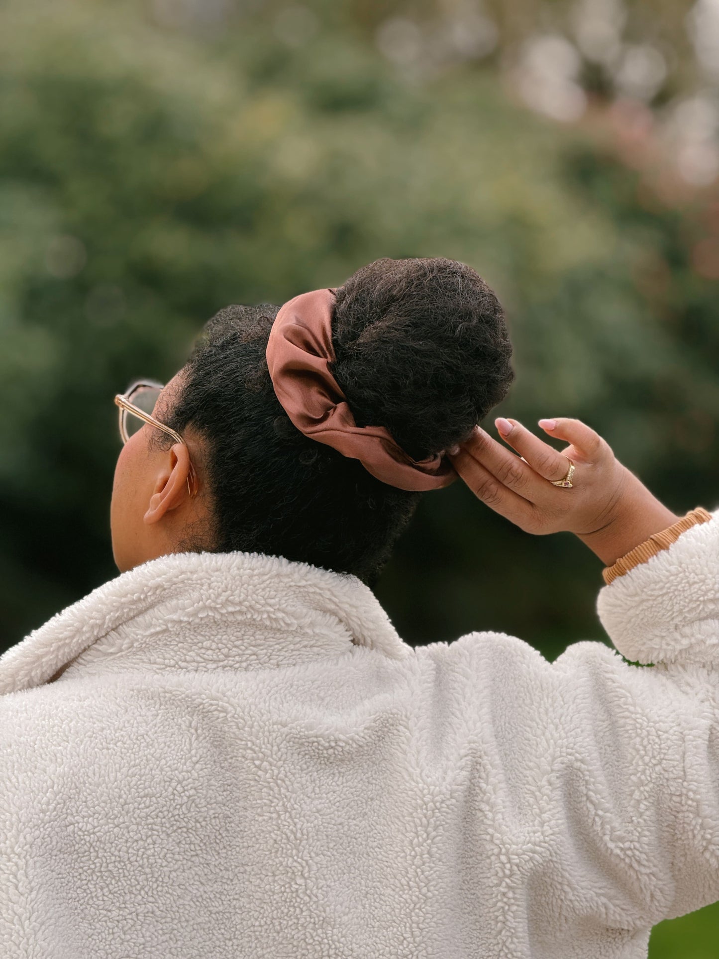 Chouchou en satin marron sur chignon, fait main par Phabuleuse, Angers