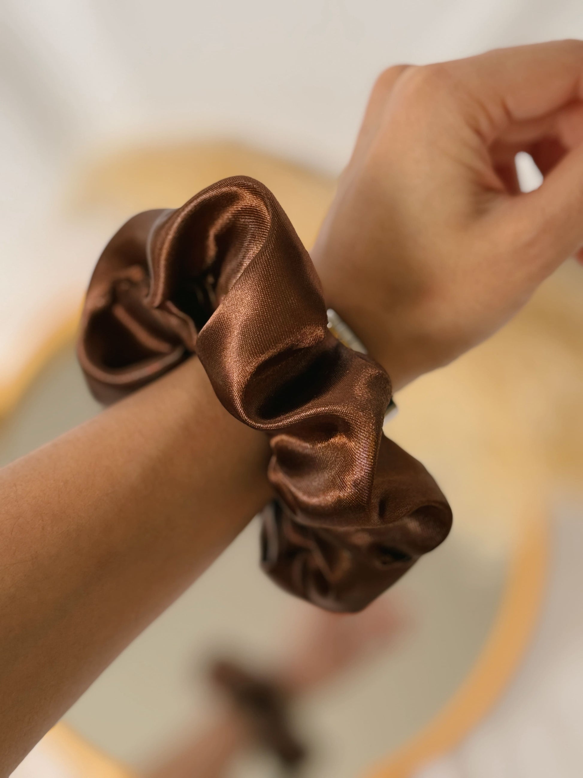 Chouchou sur poignet - satin marron fait main, Phabuleuse 
